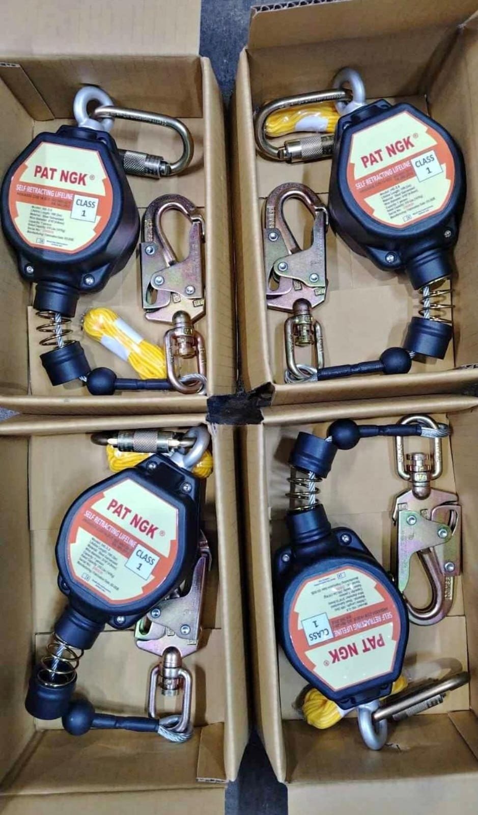 Retr�ctil para trabajos en altura, Lneas retr�ctiles para trabajos en altura diseadas para proteger a los trabajadores en actividades donde exista riesgo de cada. Estos dispositivos actan como sistemas anticadas autom�ticos que bloquean instant�neamente ante una cada, reduciendo el impacto y garantizando la seguridad del usuario.