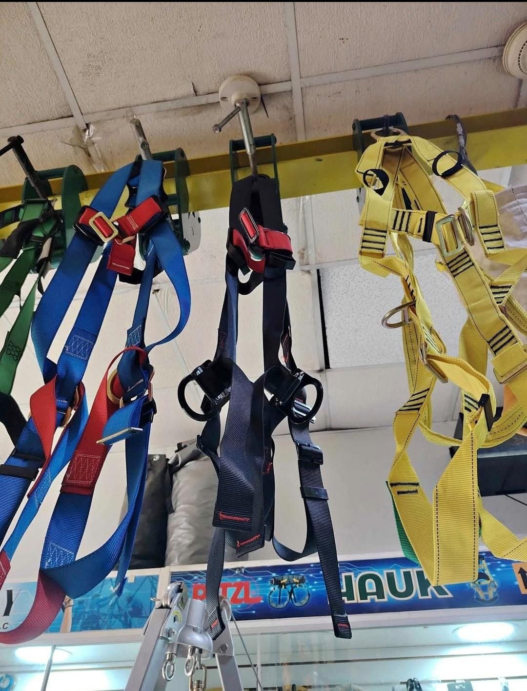 Equipos de Proteccin Colectiva (EPC), Equipos de proteccin colectiva (EPC) diseados para garantizar la seguridad de los trabajadores en entornos industriales, de construccin y mantenimiento. Estos sistemas previenen cadas, accidentes y exposiciones a riesgos mediante soluciones estructurales seguras y certificadas.